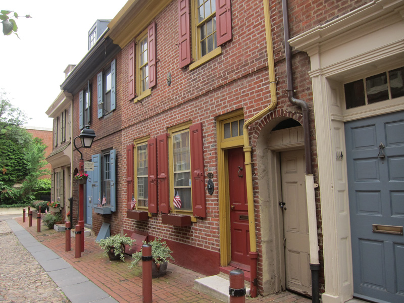 Elfreth's alley in Philadelphia - reminds me of Belgium